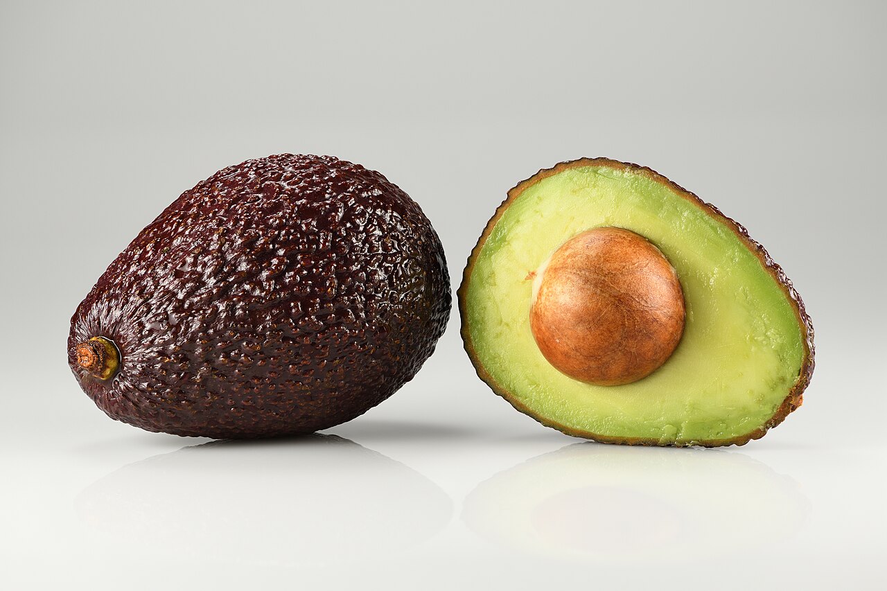 Aguacates Hass enteros y partidos por la mitad