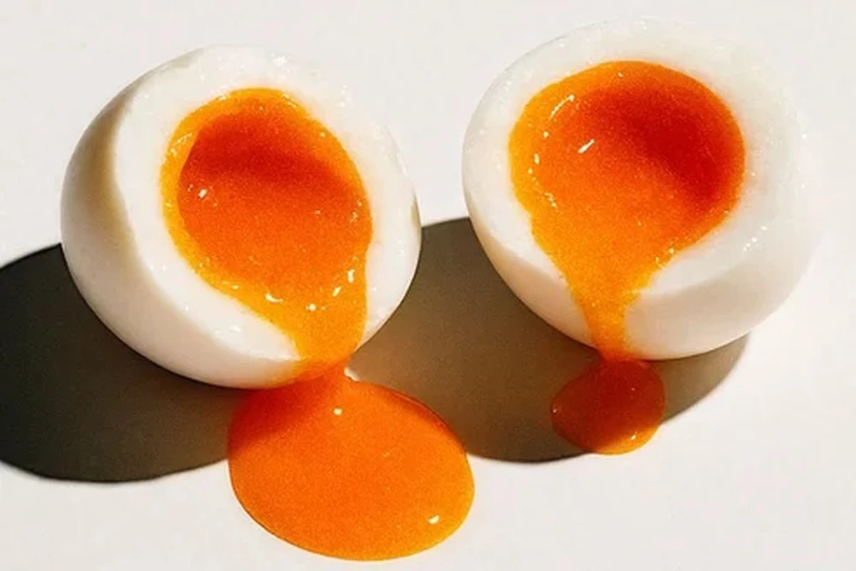 Huevos cocidos partidos por la mitad con la yema blanda