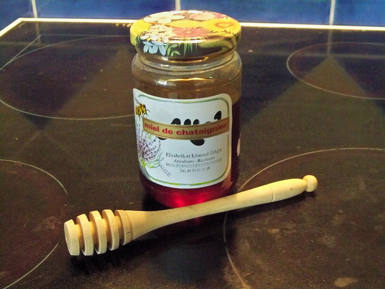 Tarro de miel con una cuchara de miel